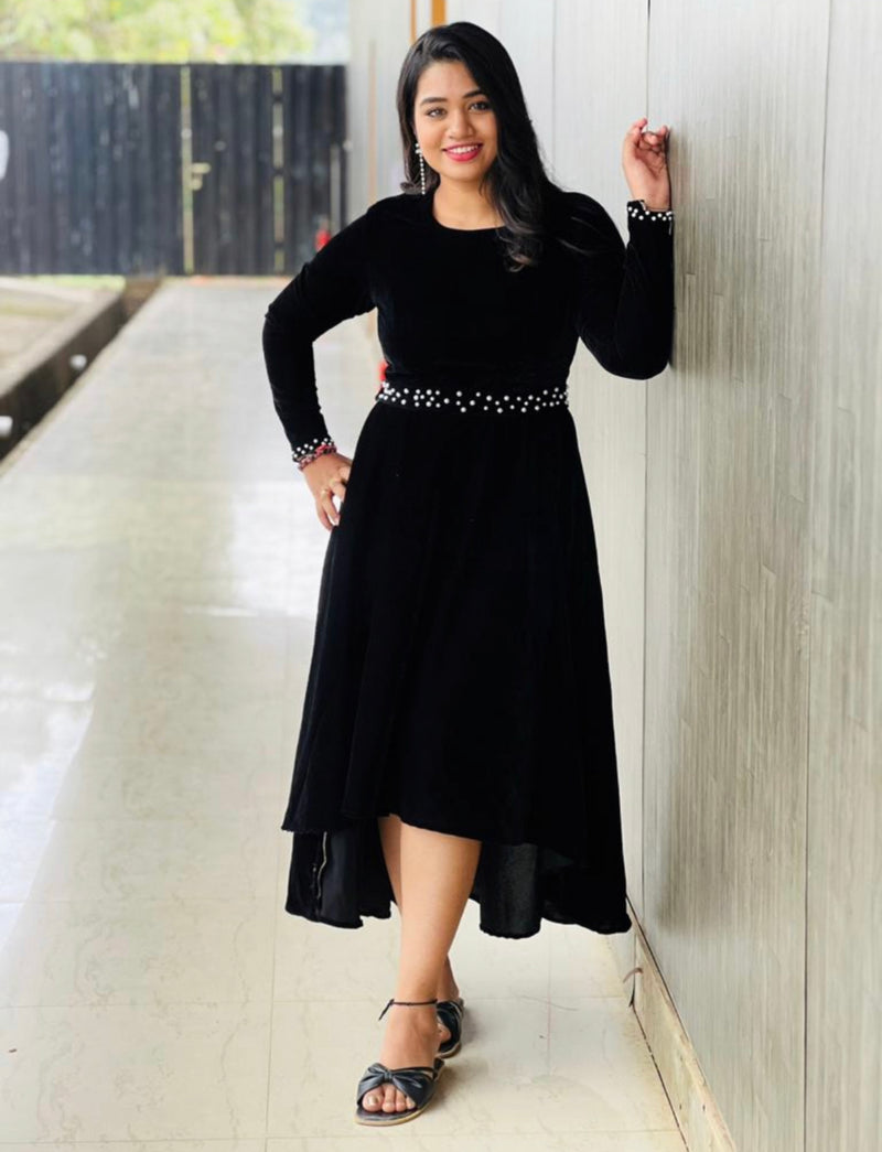 Nia -Minimal Black full sleeved velvet dress